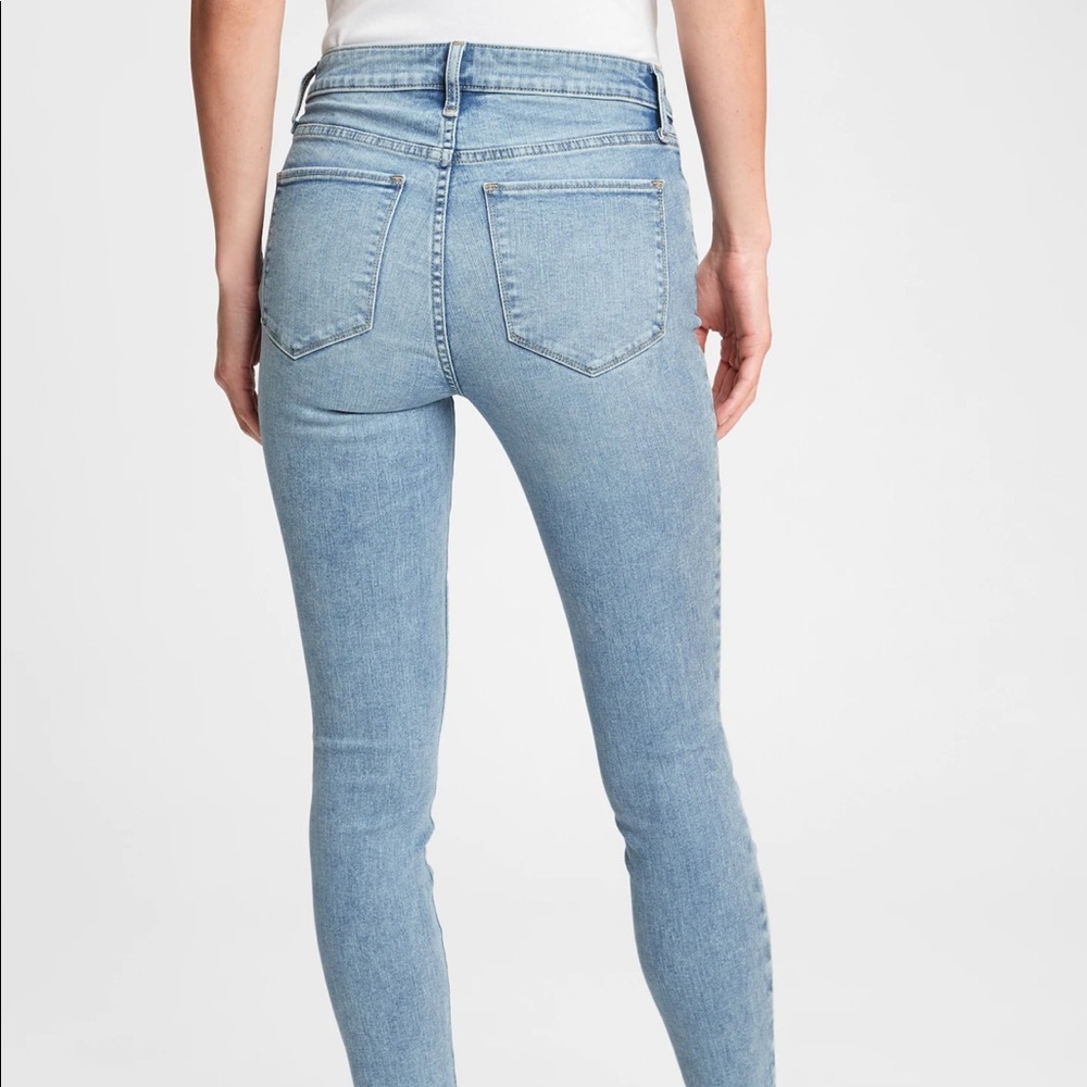 Size 16 like new, GAP light wash jegging